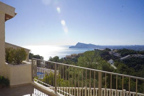 Altea Buena Vista Comfortabele villa in Altea, Costa Blanca, Spanje met privézwembad voor 6 personen. Het huis is gelegen in een heuvelachtig woongebied en ligt op 3 km van het strand van Campomanus....
