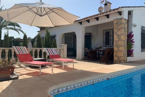 Annette Wunderbare und fröhliche Villa in Albir, Costa Blanca, Spanien, mit einem privaten Pool für 6 Personen. Das Haus befindet sich in einem Wohngebiet in Strandnähe, nahe Restaurants und Bars, Geschäften und Supermärkten, 500 m vom Strand von Albir und 0,5 km von Albir entfernt....