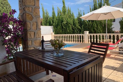 Annette Wundervolle und fröhliche Villa in Albir, Costa Blanca, Spanien mit privatem Pool für 6 Personen. Das Haus befindet sich in einem Wohngebiet nahe dem Strand, in der Nähe von Restaurants und Bars, Geschäften und Supermärkten, 500 m vom Strand Albir und 0,5 km von Albir entfernt....