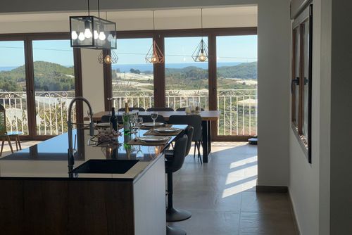 Casa Cristina Villa a Callosa d'En Sarría, Costa Blanca, Spagna, con piscina privata per 8 persone. La casa è situata in una zona rurale e boschiva....