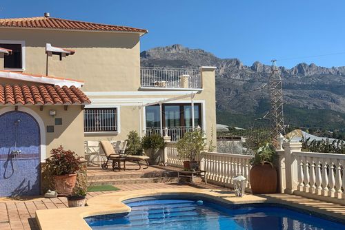 Casa Cristina Villa à Callosa d'En Sarria, Costa Blanca, Espagne, avec piscine privée pour 8 personnes. La maison est située dans un cadre rural et boisé....