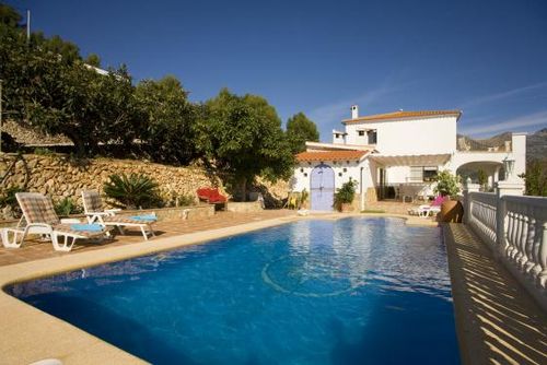 Casa Cristina Villa in Callosa d'En Sarria, Costa Blanca, Spanien mit privatem Pool für 8 Personen. Das Haus befindet sich in einer ländlichen und bewaldeten Gegend....