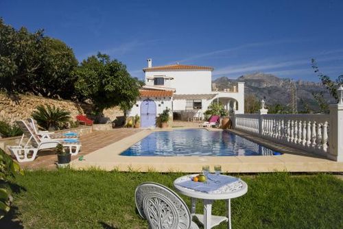Casa Cristina Villa in Callosa d'En Sarria, Costa Blanca, Spanje met privézwembad voor 8 personen. Het huis is gelegen in een landelijke en bosrijke omgeving....