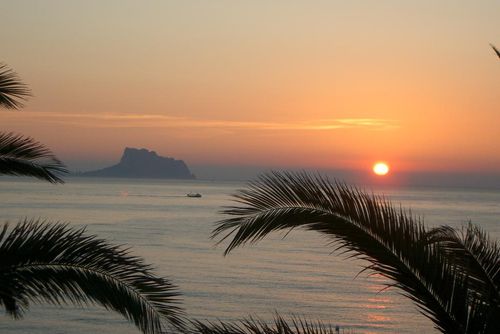 Villa Julieta Bequeme Villa in Albir-Alfaz del Pi, Costa Blanca, Spanien für 12 Personen. Das Haus befindet sich in einem bewaldeten, städtischen und bergigen Strandgebiet, in der Nähe von Restaurants und Bars, Geschäften, Supermärkten und einem Tennisplatz, und ist nur 25 Meter vom Strand entfernt....