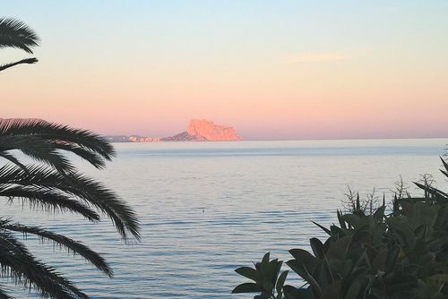Villa Julieta Bequeme Villa in Albir-Alfaz del Pi, Costa Blanca, Spanien für 12 Personen. Das Haus befindet sich in einem bewaldeten, städtischen und bergigen Strandgebiet, in der Nähe von Restaurants und Bars, Geschäften, Supermärkten und einem Tennisplatz, und ist nur 25 Meter vom Strand entfernt....