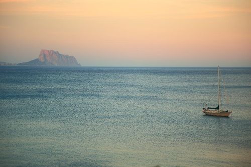 Villa Julieta Bequeme Villa in Albir-Alfaz del Pi, Costa Blanca, Spanien für 12 Personen. Das Haus befindet sich in einem bewaldeten, urbanen und bergigen Strandgebiet, in der Nähe von Restaurants und Bars, Geschäften, Supermärkten und einem Tennisplatz, und ist 25 Meter vom Strand entfernt....