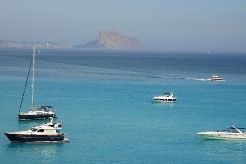 Villa Julieta Udobna vila u Albir-Alfaz del Pi, Costa Blanca, Španjolska za 12 osoba. Kuća se nalazi u šumovitom, urbanom i planinskom području blizu plaže, u blizini restorana i barova, trgovina, supermarketa i teniskog terena, te je udaljena 25 metara od plaže....