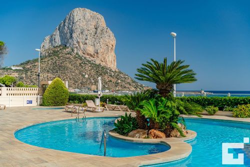 Rubino 5C Appartement avec piscine commune à Calpe, Costa Blanca, Espagne pour 7 personnes. L’appartement est situé à proximité des restaurants et bars, des magasins, des supermarchés et d'un court de tennis, et se trouve à 25 m de la plage de Playa Cantal Roig....