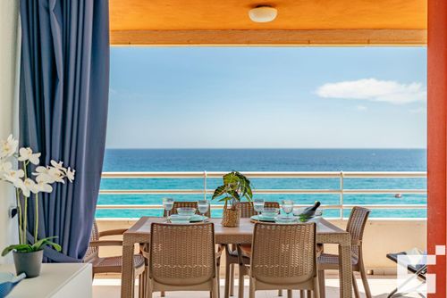Rubino 5C Appartamento con piscina comune a Calpe, Costa Blanca, Spagna, per 7 persone. L'appartamento è situato vicino a ristoranti e bar, negozi, supermercati e un campo da tennis ed è a 25 m dalla spiaggia Playa Cantal Roig....