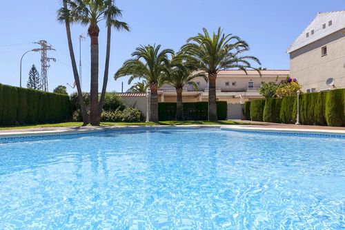 La Rosaleda Mooie en comfortabele vakantiewoning met gemeenschappelijk zwembad in Denia, Costa Blanca, Spanje voor 6 personen. Het huis is gelegen in een residentieel strandgebied en ligt op 500 m van het Almadrava-strand....