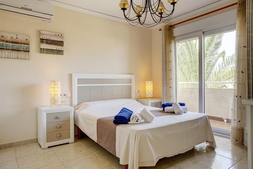 La Rosaleda Charmante et confortable maison de vacances avec piscine commune à Denia, Costa Blanca, Espagne pour 6 personnes. La maison est située dans un quartier résidentiel proche de la plage et se trouve à 500 m de la plage d'Almadrava....