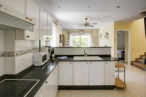 La Rosaleda Encantadora y cómoda casa de vacaciones con piscina comunitaria en Denia, Costa Blanca, España, para 6 personas. La casa está situada en una zona residencial de playa y se encuentra a 500 m de la playa Almadrava....