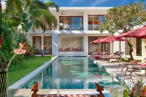 Casa Brio Villa moderna e lussuosa a Seminyak, Bali, Indonesia, con piscina privata per 10 persone. La villa è situata in una zona residenziale vicino alla spiaggia, a pochi passi da ristoranti, bar, negozi e supermercati, e a 500 m dalla spiaggia di Petitenget....