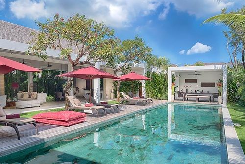 Casa Brio Moderne en luxueuze villa in Seminyak, Bali, Indonesië, met privézwembad voor 10 personen. De villa is gelegen in een residentieel strandgebied, dicht bij restaurants, bars, winkels en supermarkten, en 500 m van Petitenget strand....