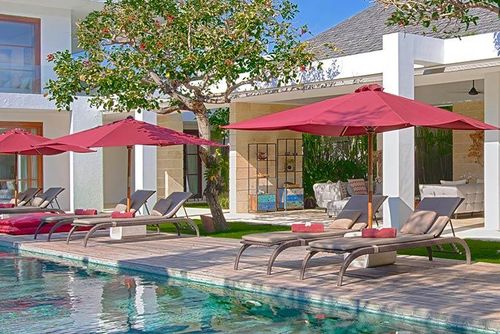 Casa Brio Villa moderne et luxueuse à Seminyak, Bali, Indonésie, avec piscine privée pour 10 personnes. La villa est située dans un quartier résidentiel en bord de mer, à proximité des restaurants, bars, boutiques et supermarchés, et à 500 m de la plage de Petitenget....