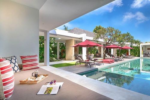 Casa Brio Moderna y lujosa villa en Seminyak, Bali, Indonesia, con piscina privada para 10 personas. La villa se encuentra en una zona residencial junto a la playa, cerca de restaurantes, bares, tiendas y supermercados, y a 500 m de la playa de Petitenget....