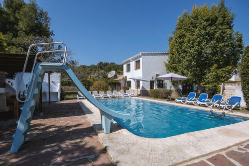 Villa Escocia 6 pax Large and comfortable villa in Jávea, Costa Blanca, Spain with private pool for 6 persons. The house is situated in a residential beach area....