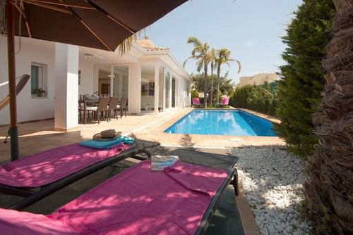 Casa Rufina Villa confortevole con piscina privata ad Altea, Costa Blanca, Spagna, per 8 persone. La casa si trova in una zona residenziale....