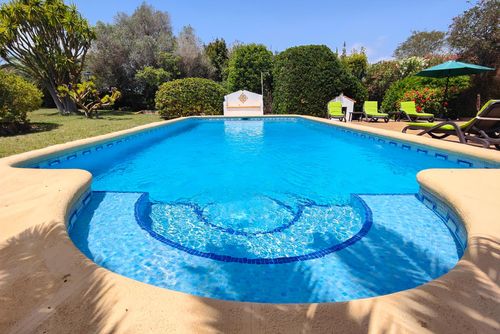 El Tesorito Javea Charmante et luxueuse villa avec piscine privée à Javea, Costa Blanca, Espagne, pour 6 personnes. La maison est située dans une zone côtière, vallonnée, boisée et urbaine, à 4 km de la plage de l'Arenal Javea et à 4 km de Javea - Benitachell....