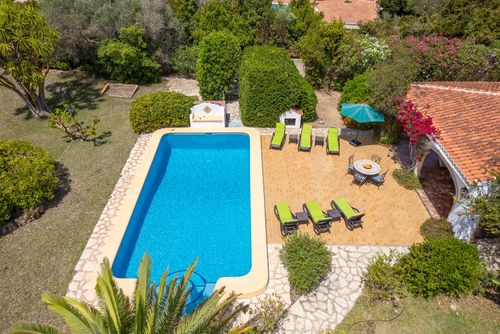 El Tesorito Javea Charmante et luxueuse villa à Javea, Costa Blanca, Espagne, avec piscine privée pour 6 personnes. La maison est située dans une zone côtière, vallonnée, boisée et urbaine, à 4 km de la plage d'Arenal Javea et à 4 km de Javea - Benitachell....