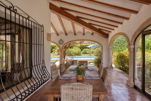 El Tesorito Javea Charmante et luxueuse villa avec piscine privée à Javea, Costa Blanca, Espagne, pour 6 personnes. La maison est située dans une zone côtière, vallonnée, boisée et urbaine, à 4 km de la plage de l'Arenal Javea et à 4 km de Javea - Benitachell....