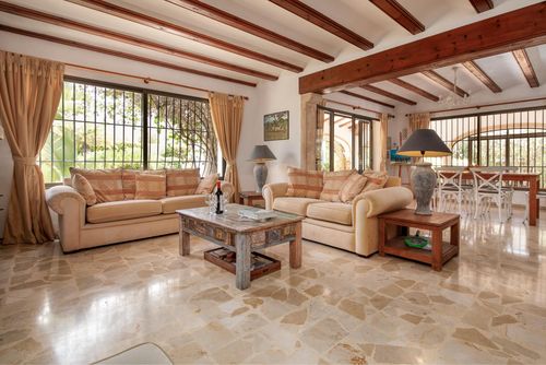 El Tesorito Javea Charmante et luxueuse villa avec piscine privée à Javea, Costa Blanca, Espagne, pour 6 personnes. La maison est située dans une zone côtière, vallonnée, boisée et urbaine, à 4 km de la plage de l'Arenal Javea et à 4 km de Javea - Benitachell....
