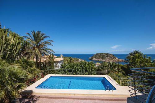 Villa Suria Wunderschöne und komfortable Luxusvilla in Jávea, Costa Blanca, Spanien, mit privatem Pool für 12 Personen. Die Villa befindet sich in einer Küsten-, hügeligen und Wohngegend, nur 1 km vom Strand La Barraca, Jávea entfernt....