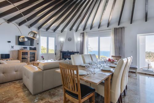 Villa Suria Magnifique et confortable villa de luxe à Jávea, Costa Blanca, Espagne avec piscine privée pour 12 personnes. La villa est située dans une zone côtière, vallonnée et résidentielle, à seulement 1 km de la plage de La Barraca, Jávea....