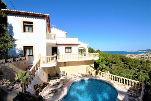 Impala Amplia y cómoda villa en Jávea, Costa Blanca, España con piscina privada para 6 personas. La casa está situada en una zona residencial a 3 km de la playa de La Grava....