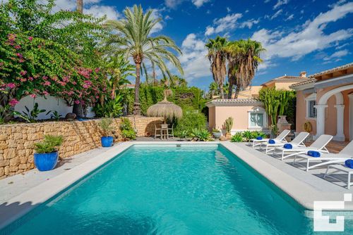 Coral Villa merveilleuse et agréable avec piscine privée à Calpe, Costa Blanca, Espagne, pour 6 personnes. La maison est située dans un quartier résidentiel et se trouve à 3 km de la plage de Playa Levante....