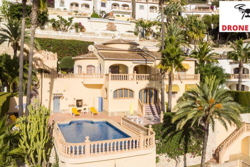 Villa Don Ernesto Große und luxuriöse Villa mit privatem Pool in Moraira, Costa Blanca, Spanien für 6 Personen. Die Villa befindet sich in einem Wohngebiet in Strandnähe und ist 2 km vom Strand entfernt....