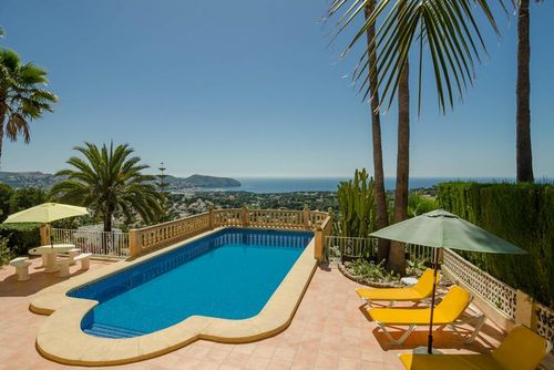 Villa Don Ernesto Grande et luxueuse villa avec piscine privée à Moraira, Costa Blanca, Espagne, pour 6 personnes. La villa est située dans un quartier résidentiel proche de la plage et se trouve à 2 km de la mer....