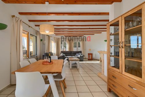 Villa Don Ernesto Grande et luxueuse villa avec piscine privée à Moraira, Costa Blanca, Espagne, pour 6 personnes. La villa est située dans un quartier résidentiel proche de la plage et se trouve à 2 km de la mer....
