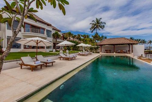 Lucia Beachfront Villa grande y de lujo en Candidasa, Bali, Indonesia  con piscina privada para 8 personas...