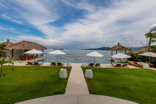 Lucia Beachfront Villa grande y de lujo en Candidasa, Bali, Indonesia  con piscina privada para 8 personas...