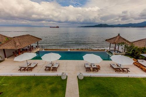 Lucia Beachfront Stor og luksus villa  med privat svømmebasseng i Candidasa, Bali, Indonesia for 8 personer...