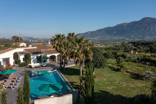 Villa Orlando Villa moderna y alegre con piscina privada en Jávea, Costa Blanca, España para 6 personas. La casa está situada en una zona de playa rural y arbolada....