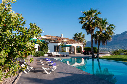 Villa Orlando Villa moderna y alegre con piscina privada en Jávea, Costa Blanca, España para 6 personas. La casa está situada en una zona de playa rural y arbolada....