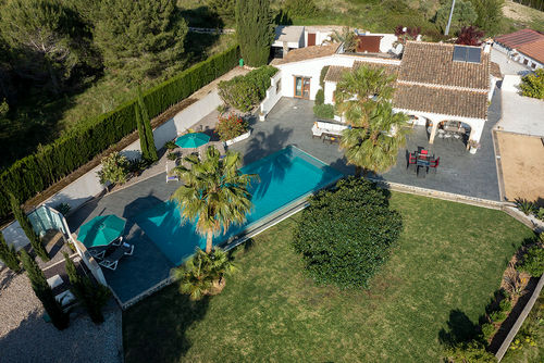 Villa Orlando Moderne und fröhliche Villa mit privatem Pool in Jávea, Costa Blanca, Spanien für 6 Personen. Das Haus befindet sich in einer ländlichen und bewaldeten Strandgegend....