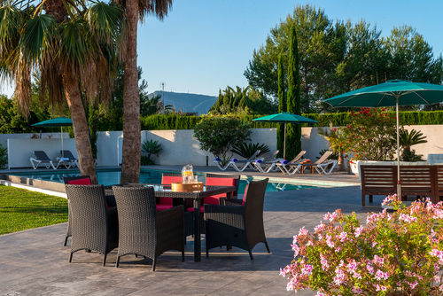 Villa Orlando Villa moderna y alegre con piscina privada en Jávea, Costa Blanca, España para 6 personas. La casa está situada en una zona de playa rural y arbolada....
