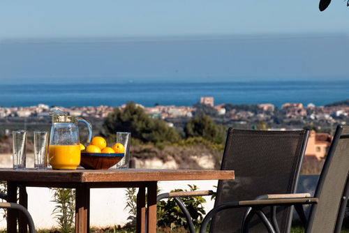 Villa Orlando Moderne und fröhliche Villa mit privatem Pool in Jávea, Costa Blanca, Spanien für 6 Personen. Das Haus befindet sich in einer ländlichen und bewaldeten Strandgegend....