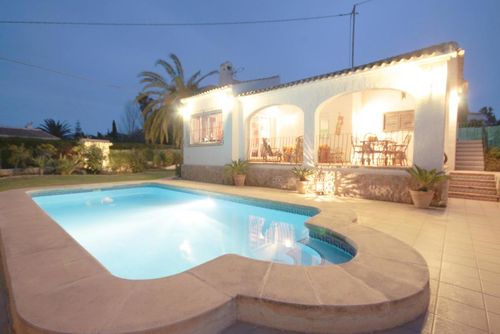 Anna Schitterende en vrolijke villa met privézwembad in Jávea, Costa Blanca, Spanje voor 6 personen. Het huis is gelegen in een woonwijk en op 3 km van het strand van El Arenal....