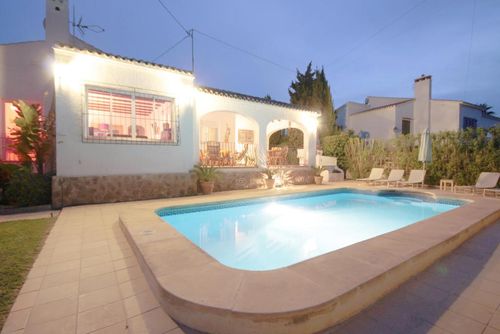 Anna Schitterende en vrolijke villa in Jávea, Costa Blanca, Spanje met privézwembad voor 6 personen. Het huis is gelegen in een woonwijk en 3 km van het strand van El Arenal....