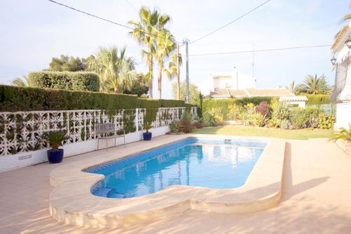 Anna Schitterende en vrolijke villa in Jávea, Costa Blanca, Spanje met privézwembad voor 6 personen. Het huis is gelegen in een woonwijk en 3 km van het strand van El Arenal....