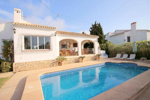 Anna Villa merveilleuse et conviviale à Jávea, Costa Blanca, Espagne avec piscine privée pour 6 personnes. La maison est située dans un quartier résidentiel et à 3 km de la plage El Arenal....
