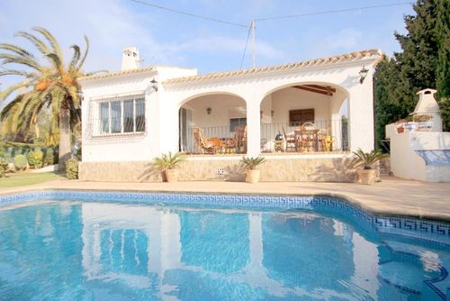 Anna Schitterende en vrolijke villa met privézwembad in Jávea, Costa Blanca, Spanje voor 6 personen. Het huis is gelegen in een woonwijk en op 3 km van het strand van El Arenal....