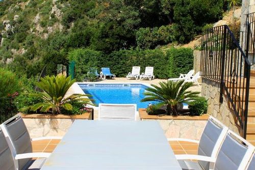 Villa Shangrila Mooie en comfortabele villa met verwarmd zwembad in Calonge, Catalonië, Spanje voor 9 personen. Het huis is gelegen in een residentieel en bergachtig gebied....