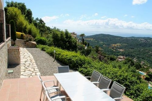 Villa Shangrila Mooie en comfortabele villa met verwarmd zwembad in Calonge, Catalonië, Spanje voor 9 personen. Het huis is gelegen in een residentieel en bergachtig gebied....