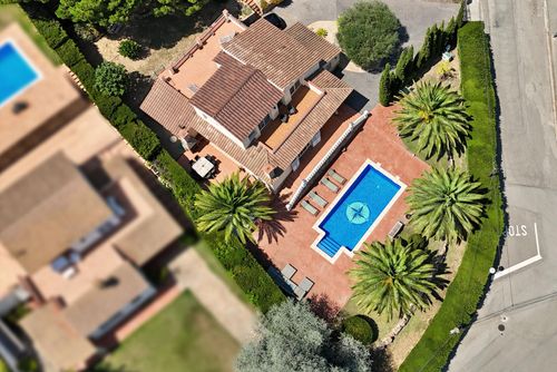 Villa Teka Underbar och bekväm villa i Playa de Aro, Katalonien, Spanien med privat pool för 8 personer. Huset ligger i ett bostadsområde, 4 km från Playa de Aro-stranden och 4 km från Playa de Aro....