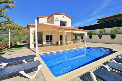 Villa Rosa Fantastisk og romantisk villa i Calonge, Catalonia, Spania med oppvarmet basseng for 8 personer. Huset ligger i et kupert, skogkledd og boligområde, nær restauranter og barer, og 4 km fra stranden i San Antoni de Calonge....